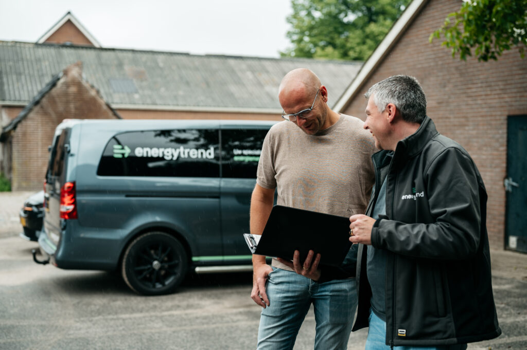 Energytrend-adviseur bespreekt energieoplossing met klant