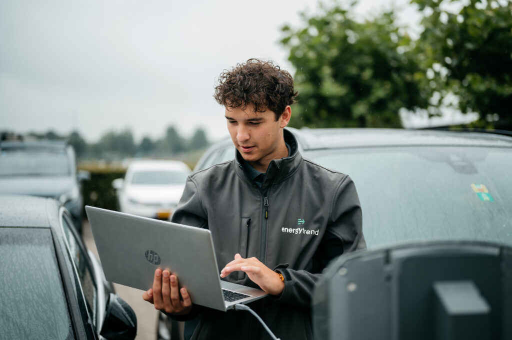 Energieanalyse en monitoring door Energytrend-medewerker