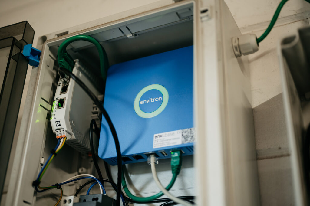 Envitron Energie management systeem geïnstalleerd in technische kast