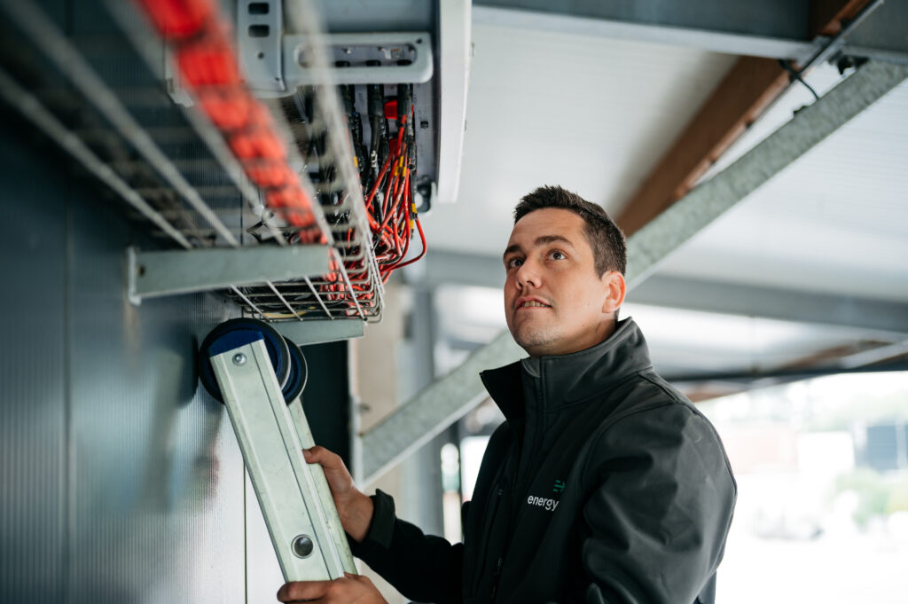 Controleren en vastzetten van kabels voor energie-managementsysteem