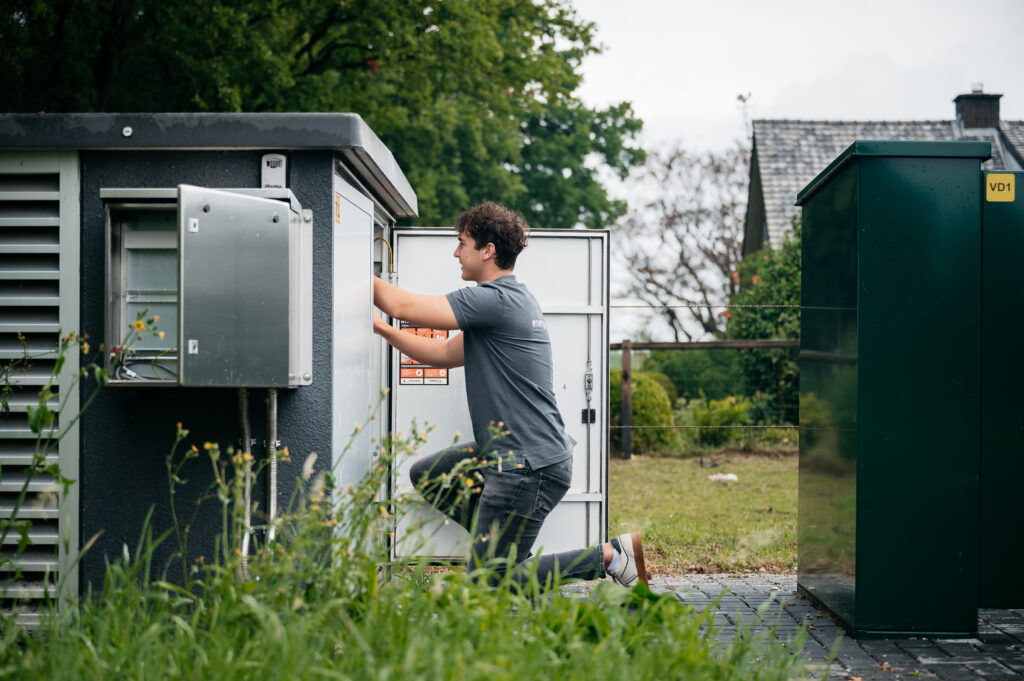 Installatie van energie-managementsysteem bij buitenkast